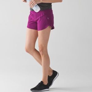 Lululemon tracker shorts V in Deep Fuchsia